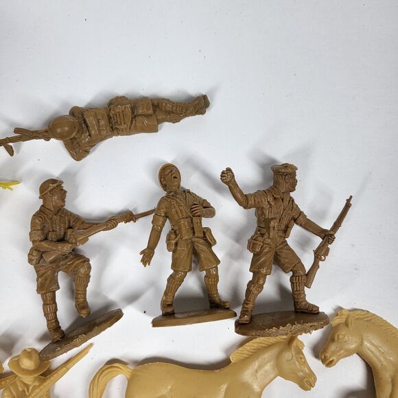 Lot of Plastic Toy Soldiers Knights Horses Cowboys Vintage Weapons & Warriors - Picture 3 of 7